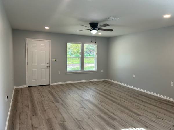 $1600.00 / 3br - 1200ft2 - Charming House in Gladewater, TX64037559010305121