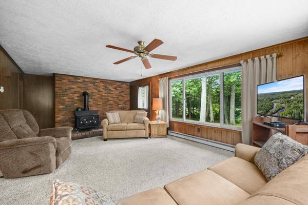 $1,995 / 3br - 1500ft2 - Very desirable home on the main Stream of the AuSable for rent. (Grayling)64037895561858123