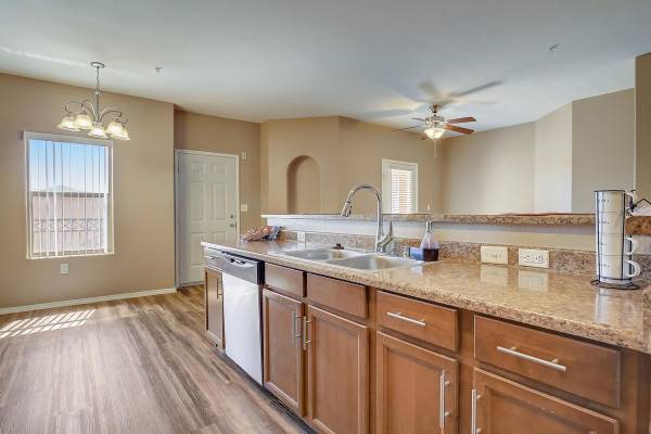 $1,375 / 1hab - 810ft2 - Adyacente a Santa Fe Station, excelente ubicación, lounges cabaña63859500868611124