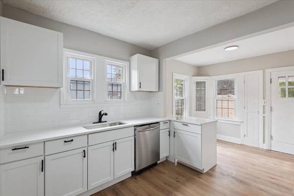 $2100.00 / 4br - 2100ft2 - Beautifully renovated 3-bedroom home in Euclid, OH63860362642305121