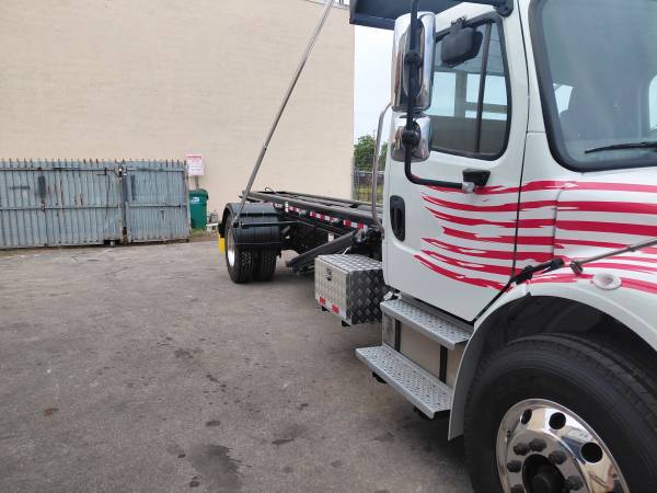 2019 Freightliner M2106 Rolloff Truck - Photo 5