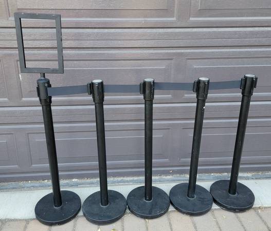 5 ribbon barrier stanchions 1