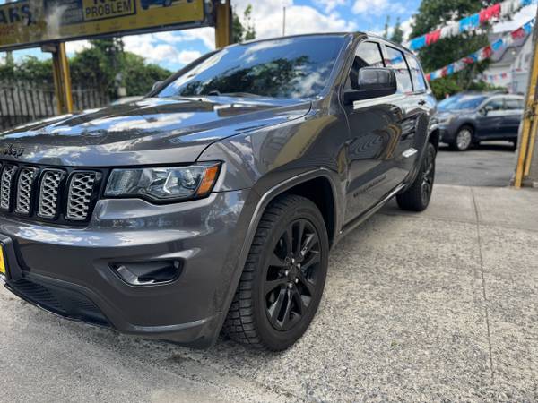 2017 Jeep Grand Cherokee Laredo 4WD - $14,995 (Staten Island)63654723057537121