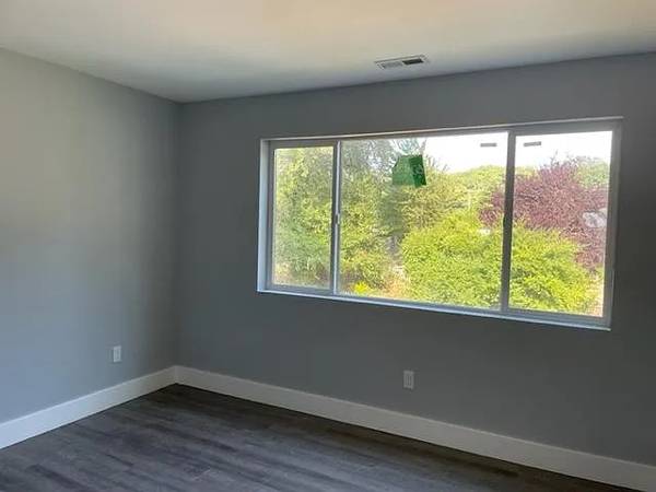 $1,123 / 3br - 1600ft2 - Charming 3-Bed, 2-Bath House | Hardwood Floors, Fireplace, Balcony (Seattle)63814788916225123