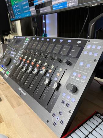 Solid State Logic SSL UF8/UF1 DAW Controllers 1