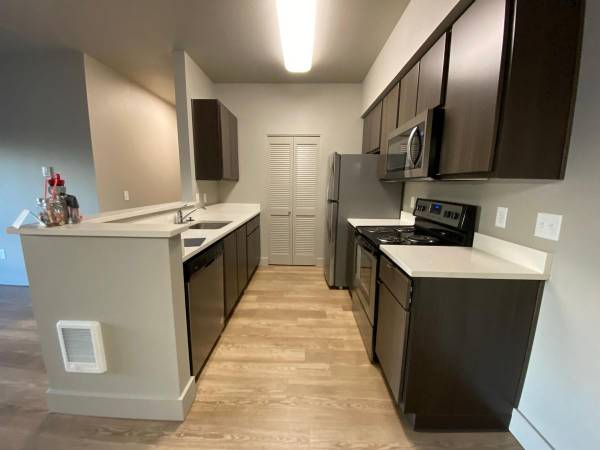 $1,999 / 2br - 1134ft2 - Run with Your Pup, Then Hit the Gym  We've Got It All! (Coburg Rd)63977276202627122