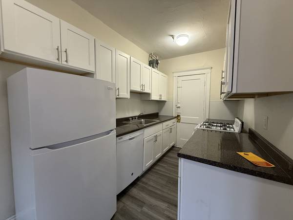 $2,550 / 1br - Affordable Boylston St 1 Bedroom Steps away from Fenway Park! (Fenway)63856228989697121