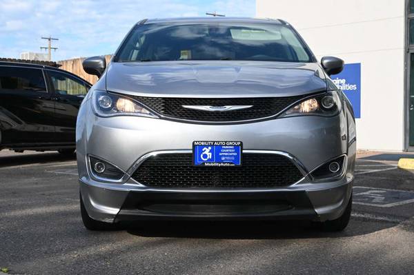 2017 *Chrysler* *Pacifica* *Touring-L 4dr Wagon* PLATA - $35,900 (Accesible para Sillas de Ruedas)63619712268803123