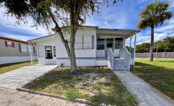 Spacious 2/2 Split plan on large corner lot ! 1