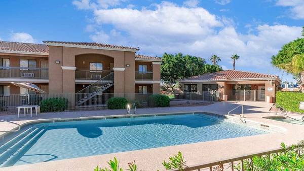 $1,350 / 2br - 660ft2 - Vestidores, Lavandería, Se admiten mascotas (8225 W McDowell Road, Phoenix, AZ)63470389751809121