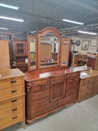 Eleven Drawer Wide Wood Dresser with Trifold Mirror #471-1 1