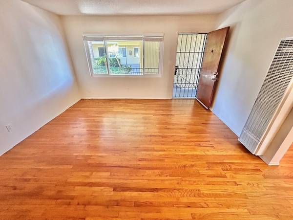 $1,825 / 1br - 650ft2 - Large Downstairs 1b/1b, Laundry, Courtyard (Euclid #10) (Talmadge)63954709785602122