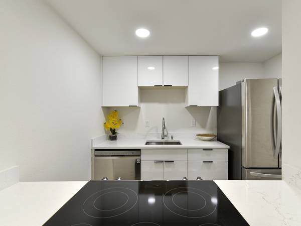 $2,445 / 2br - 955ft2 - Available Now! Like-New Top Floor Beautifully Remodeled 2 Bdm 1.5 Bath (Bellevue)63688425640577123