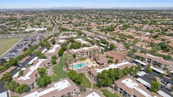 $1,285 / 1br - 761ft2 - Garden Tubs and Dual Sinks, BBQ Grills, Outdoor Fire Pit (Goodyear)64024991616899123