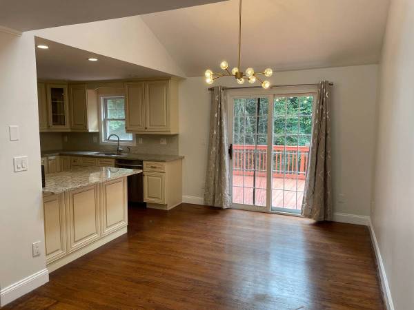 $1,325 Renovated modern house w/ water view & close to Darien train station (Darien)63945632858882122