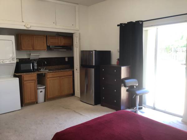 $1,390 / 1br - Private Studio Apt in house.Safe area.WIFI,Laundry,off street parking (Sunrise)63379733132417123