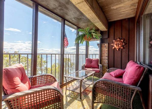 $2,059 / 2br - 1100ft2 - Two Bedroom With Partial Lake View!  Pet Friendly! (3780 London Rd, Duluth, MN)62978576915075122