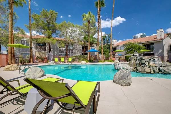 $1,399 / 2br - 1075ft2 - Crown Molding, Soaker Tub, 2/bd 2/ba (4700 W Rochelle Ave, Las Vegas, NV)63859496713857120