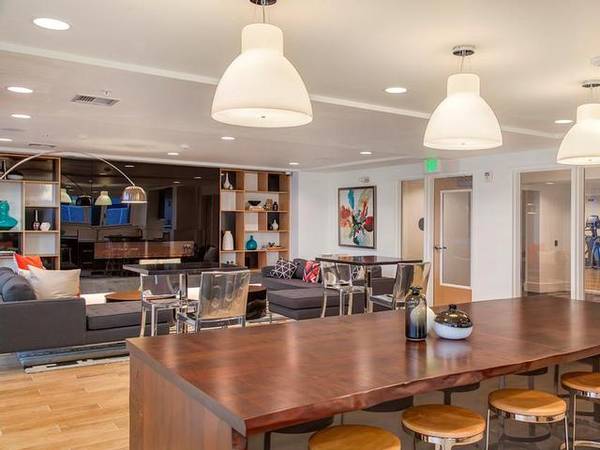 $3,808 / 2br - 1064ft2 - Ventiladores de techo, Sala de club, Lavadora y secadora de tamaño completo (South Lake Union)63850641627393122