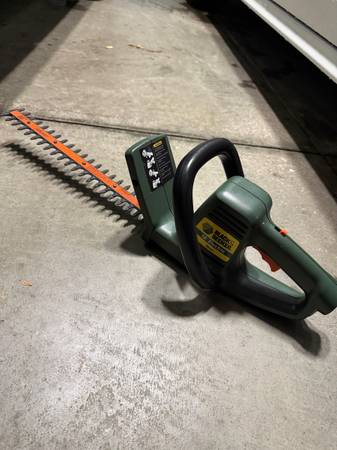 Black & Decker 16” Electric Hedge Trimmer in good shape! 1