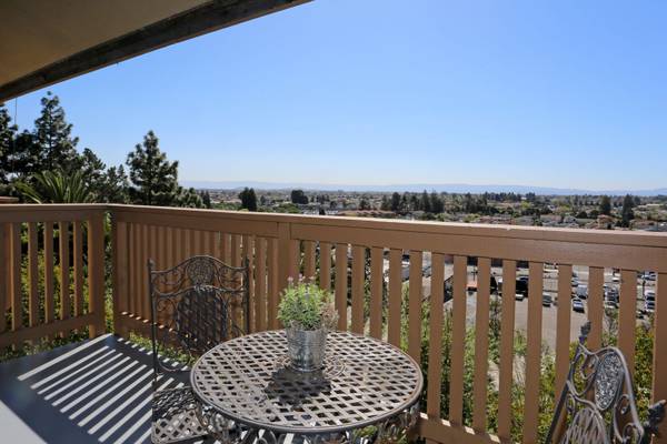 $3,026 / 2br - 1055ft2 - 2habitaciones 1.5 baños, pisos de madera dura, balcón con vista (hayward / castro valley)63869455222273122