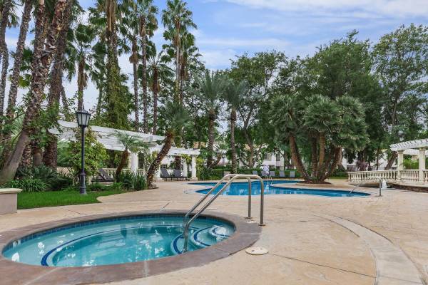 $3,509 / 2br - 1117ft2 - Main Pool Heated All Year, Located in Woodland Hills, 2 BD63701130080003122