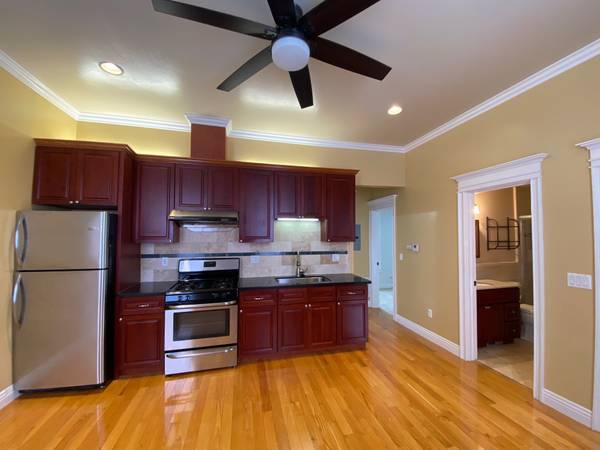 $2,400 / 2br - Cozy Two Bedroom with Updates, High Ceilings, Parking & Private Laundy (alameda)64000750015361122