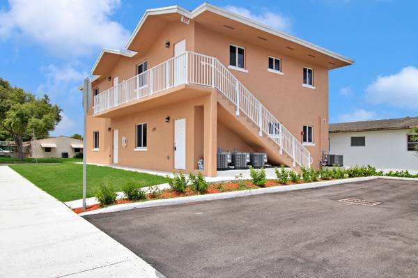 $2100.00 / 2br - 750ft2 - 1521 N 23 AVE64002014568961121