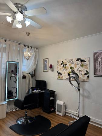 $600 / 200ft2 - Salon Suite / Chair for Rent - Perfect for Stylist (Lincoln Park)63898731709698123