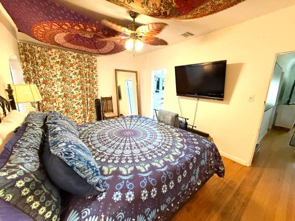 $4.200 / 2 hab - 1300 pies² - Tranquilo hogar amueblado de 2 habitaciones en una joya residencial de Burbank, estancia de 30 días o más (Burbank)63509696732291124