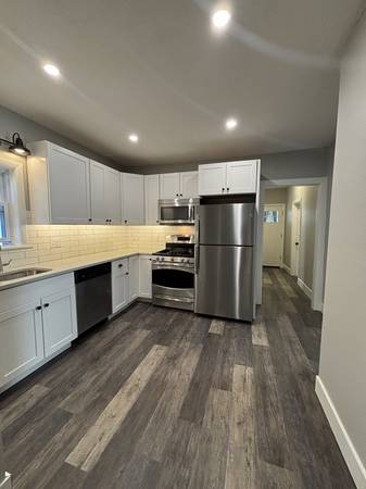 $2,800 / 3br - 1000ft2 - RENOVATED 3 Bed, 1 Bath, Free Laundry, Walk to Tufts & Whole Foods (Medford)63797280710787121