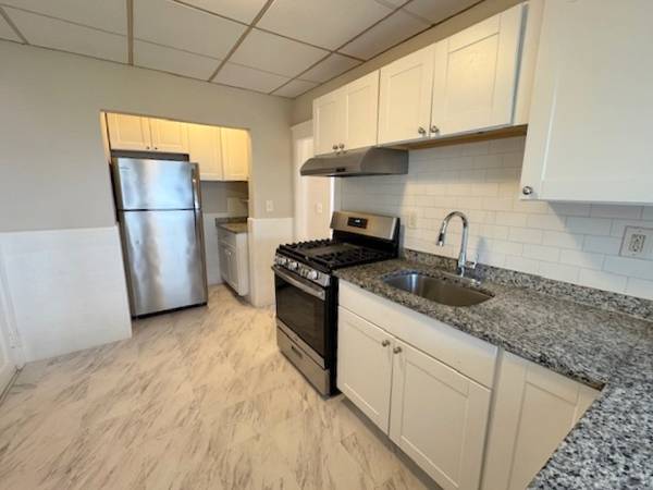 $2,200 / 2br - Large 2Bed Includes Parking, Private Laundry, Updated Kitchen, HWF (Everett)63996692978690122