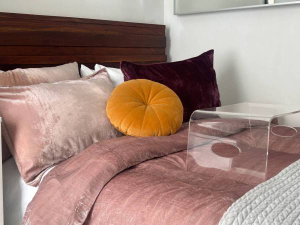 $1,370 / 2br - Furnished, well-lit UES room (Upper East Side)63886655299843121