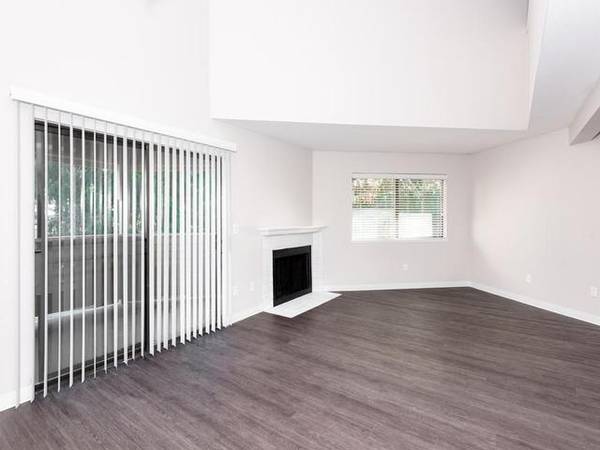 $1,497 / 2br - 950ft2 - Piscina reluciente, suelos tipo madera, spa de relajación (Clackamas)63831464666881123