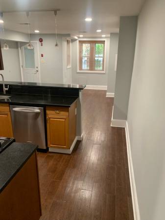 $1,350 / 2br - 950ft2 - Sunny Apartment! (Washington)64040195837315122