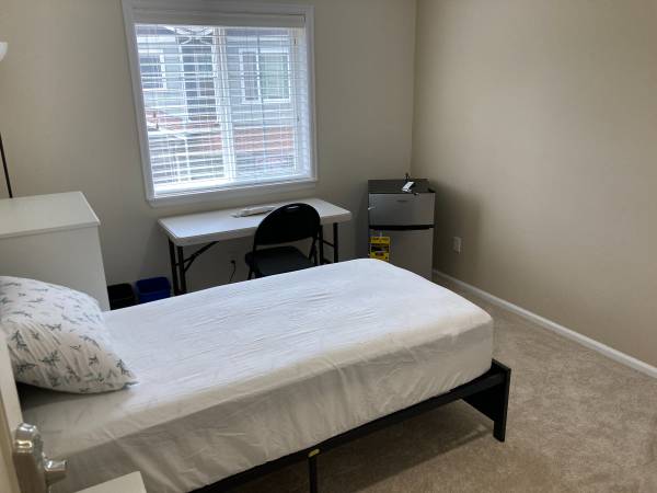 Habitación esquinera de $800 con estacionamiento asignado (Habitación 5) (SE Kenmore)63870756471171121