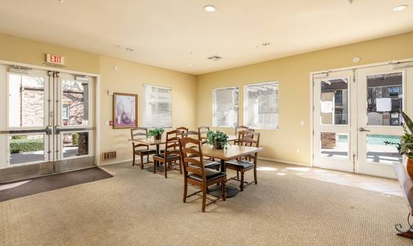 Elevator, Washer/Dryer, Refrigerator 1