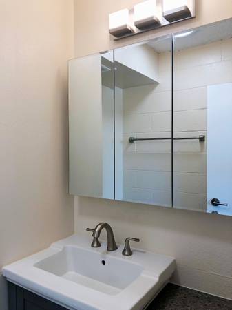 $2,652 / 2br - 778ft2 - Beautiful kitchen w/above the gas range microwave (Punahou and Young)63939789076739120