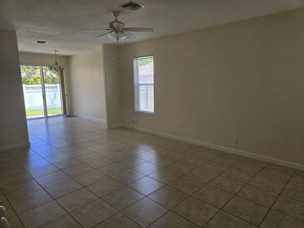 $3,200 / 3br - Rarely Available 2-Story 3 bed 2.5 bath Townhome ~ Fenced yard ~ W/D (Palm Beach Gardens - 33418*)64049454391299124