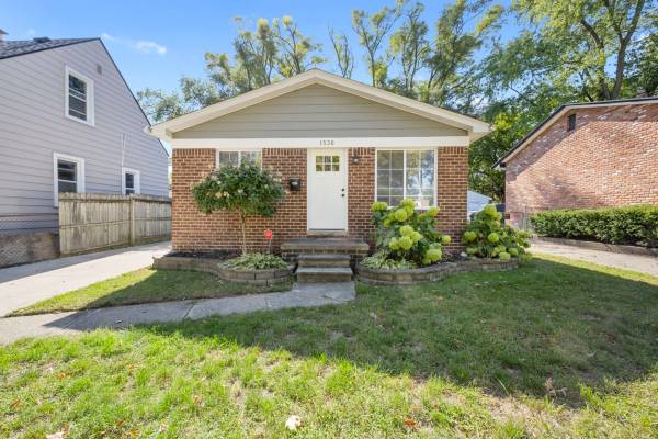 $1,800 / 3br - Hazel Park- Stunning 3 Bedroom 1 Bath Home Available Now! (Hazel Park)63937876627971120