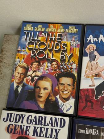 Lote de 18 películas clásicas, etc. DVD de Sinatra, Judy Garland, Gene Kelly, etc. - $20 (Bellevue)63471355470849121