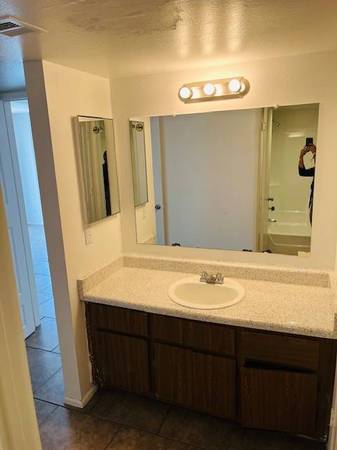 $999 / 1br - EVERYTHING YOU NEED RIGHT HERE AT THE FALLS!!! (GLENDALE)64047539096195122