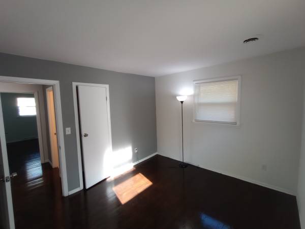 $1,600 / 3br - 1000ft2 - 3 Bedroom House, 1 Bath with Hardwood Floors and Laundry (Joliet)63918532110979124