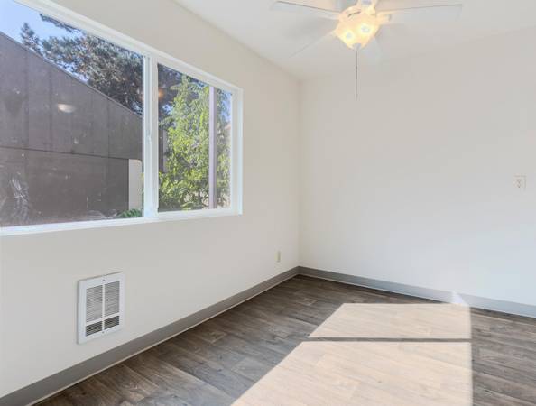$1,400 / 2br - Pets Welcome in a Two Bed + Popular Nature Area - Extra Closet Space (Portland)63914739595138124