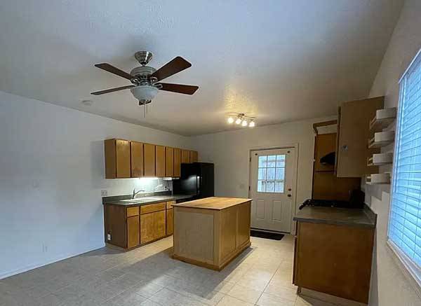 $1,150 / 3br - This 3-bedroom, 1.5-bath residence .. (Portland, OR)63914738673155121