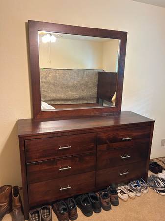 Queen bedroom set - $200 (Bellingham)634357810599711223