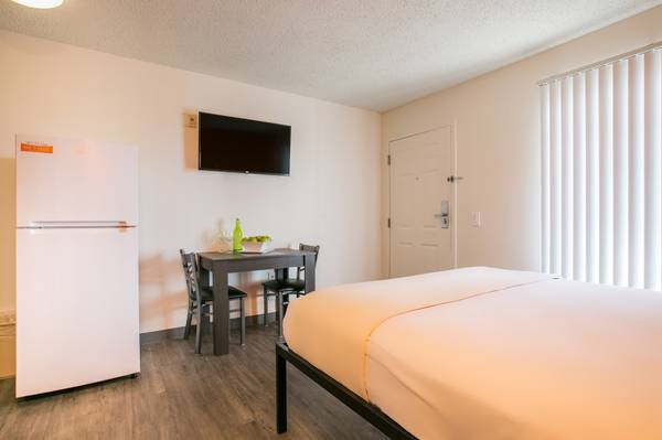 Studio 1BA, Free Premium Cable TV, Situated in Albuquerque! 1