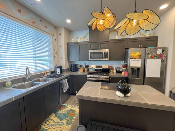 $2,395 / 2br - 1196ft2 - Your Modern Retreat with Open Living Spaces and Private Garage (Portland)63672601319425123