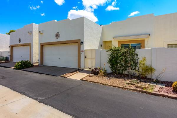$297,000 / 2br - 1339ft2 - Comunidad de 55+ con Piscina ofrece Townhome lista para mudarse, en venta (Sierra Villas North)63675065778817123