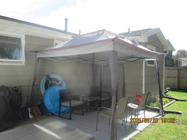 10' x 10' Screen Room 1